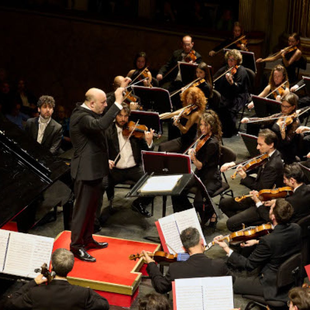 Riccardo Frizza / Federico Colli

Direttore | Riccardo Frizza
Pianoforte | Federico Colli

 

Programma
Franz Liszt, Les Préludes, S 97
Robert Schumann, Concerto in la minore per pianoforte e orchestra, op. 54
Antonin Dvoràk, Sinfonia n. 9 in mi minore “Dal Nuovo Mondo”, op. 95

 

Orchestra del Teatro di San Carlo

 

Teatro di San Carlo | CREMISI
sabato 24 gennaio 2026, ore 19:00 – S/P – CREMISI – VII

 

 Durata: 2 ore circa, con intervallo